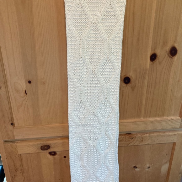 LAST CHANCE! Jessica Simpson White Hat and Scarf Set - Picture 4 of 7